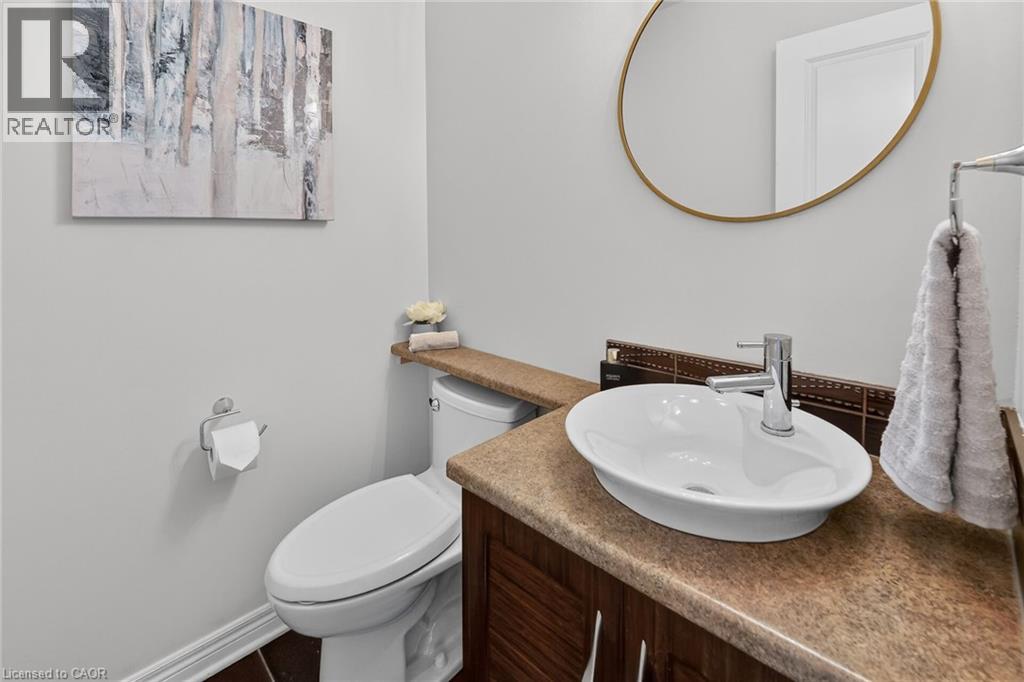3 FAIRINGTON Crescent, St. Catharines, Ontario, L2N5W2 — Photo 5