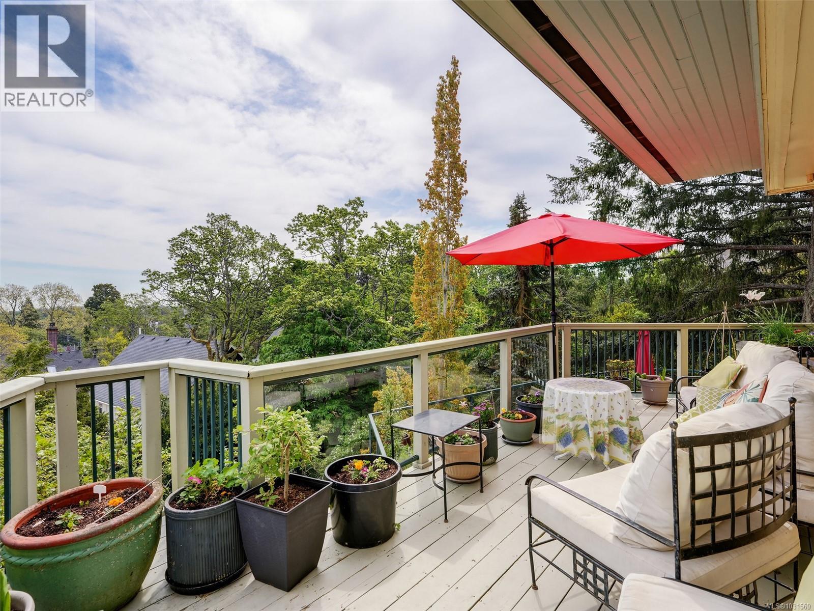  1019 Terrace Avenue, Victoria