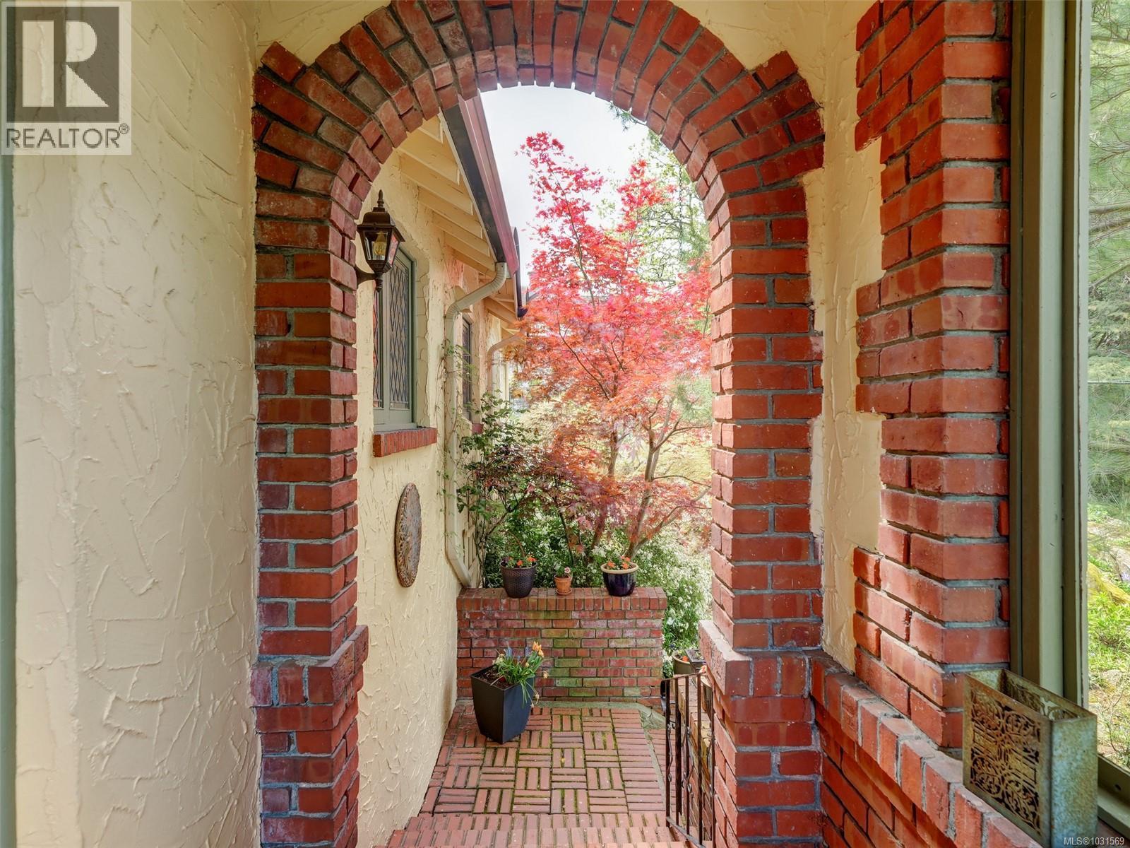  1019 Terrace Avenue, Victoria