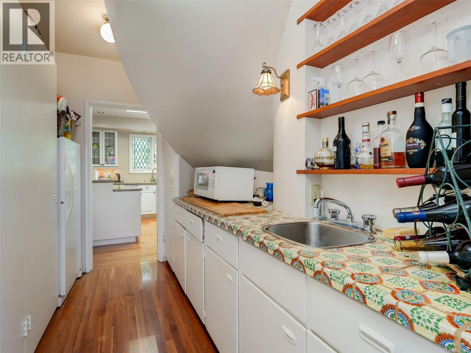  1019 Terrace Avenue, Victoria