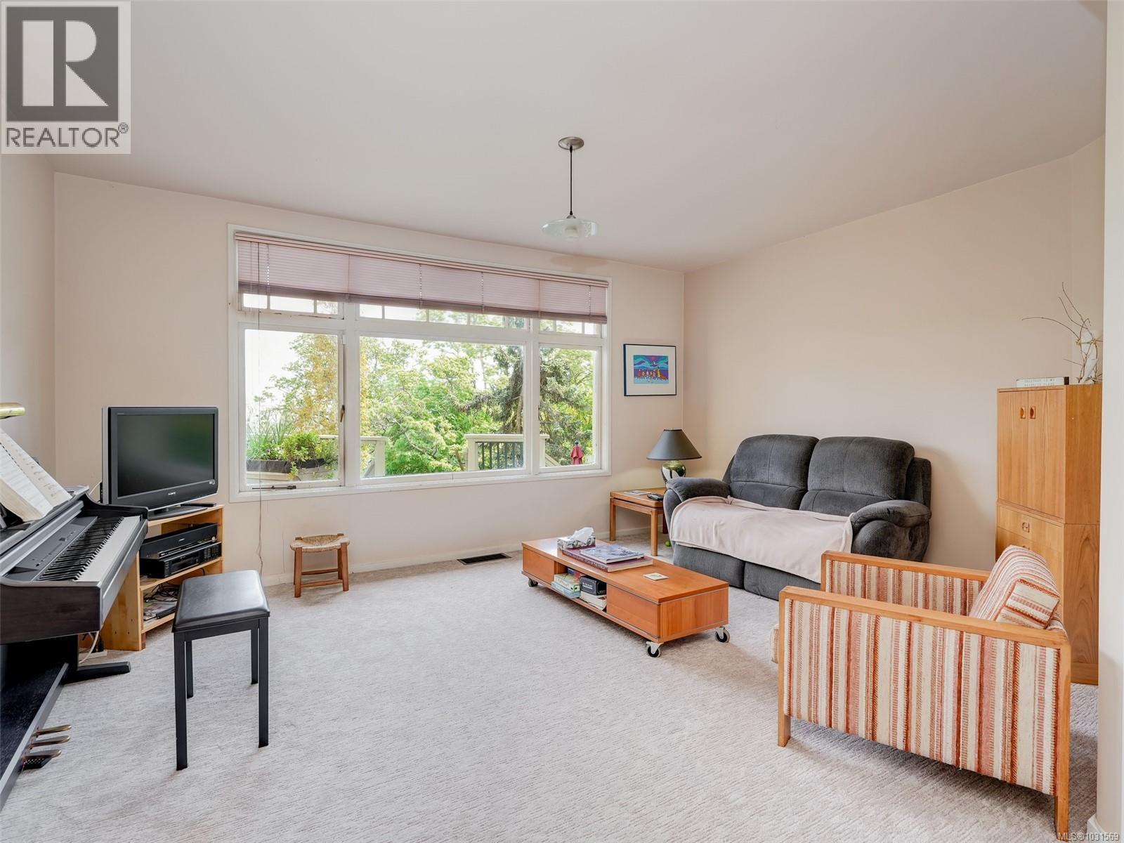 1019 Terrace Avenue, Victoria
