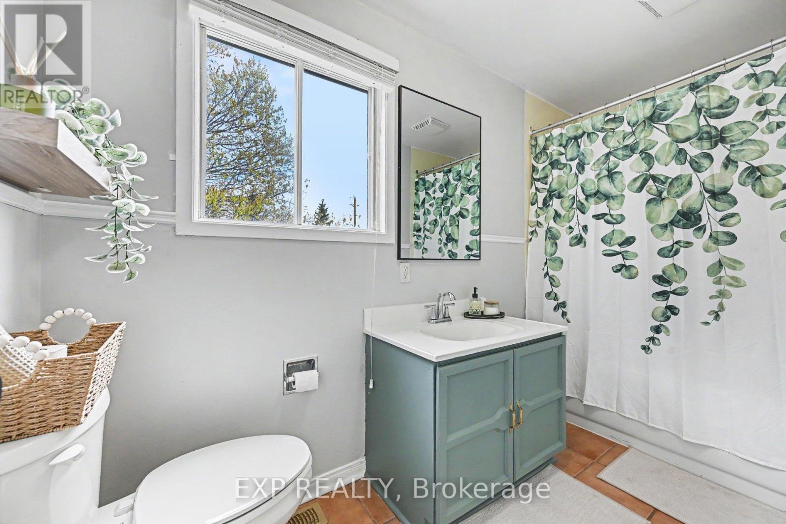 1 LAURA CRESCENT - 24