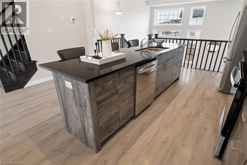 54 BANK SWALLOW Crescent, Kitchener, Ontario, N2P0J7 — Photo 3
