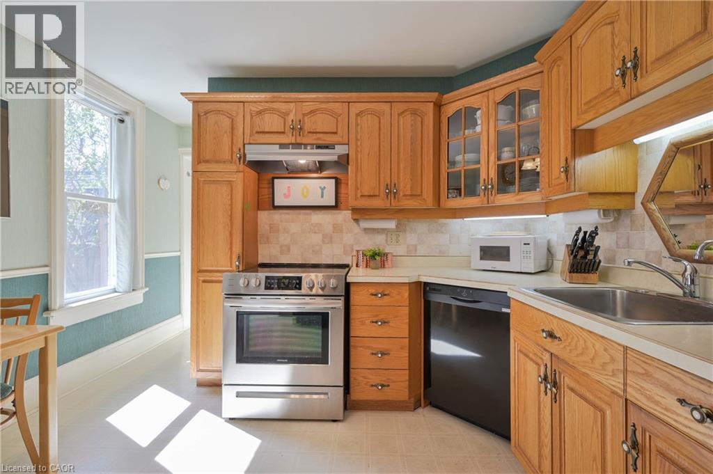 25 AHRENS Street W, Kitchener, Ontario, N2H4B6 — Photo 2