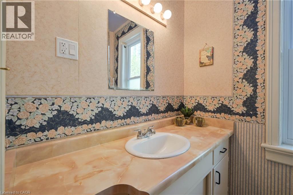 25 AHRENS Street W, Kitchener, Ontario, N2H4B6 — Photo 11