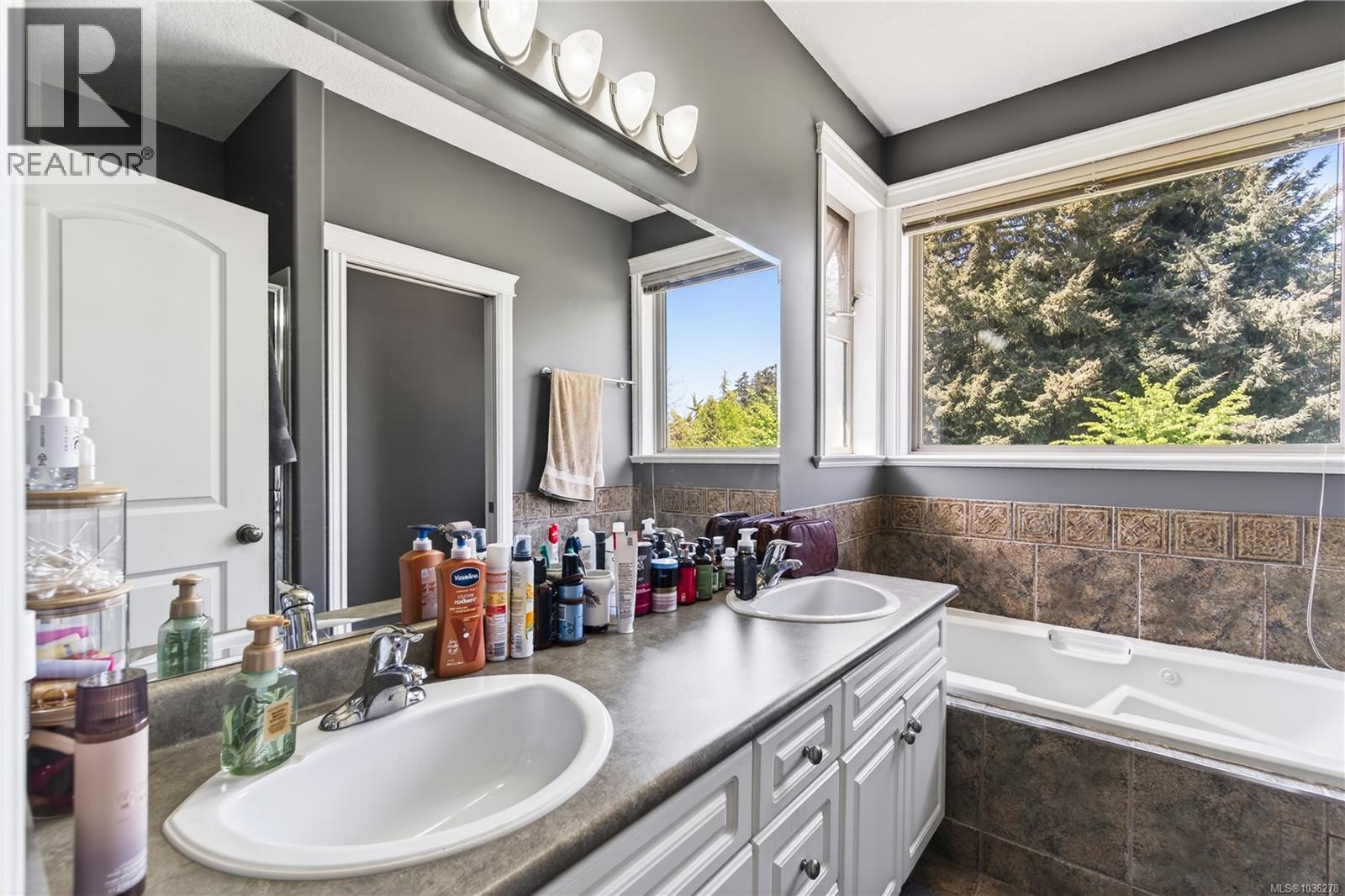 6596 Kestrel Cres - 32
