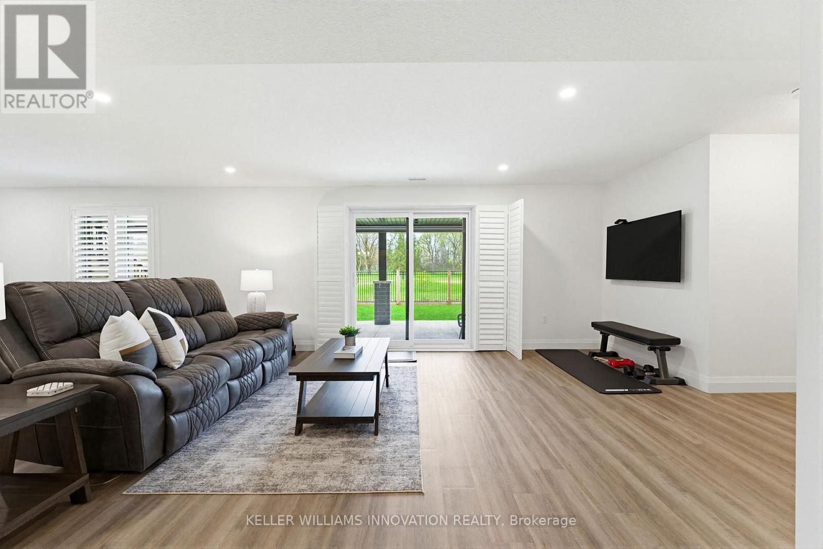 37 GILMER CRESCENT - 28