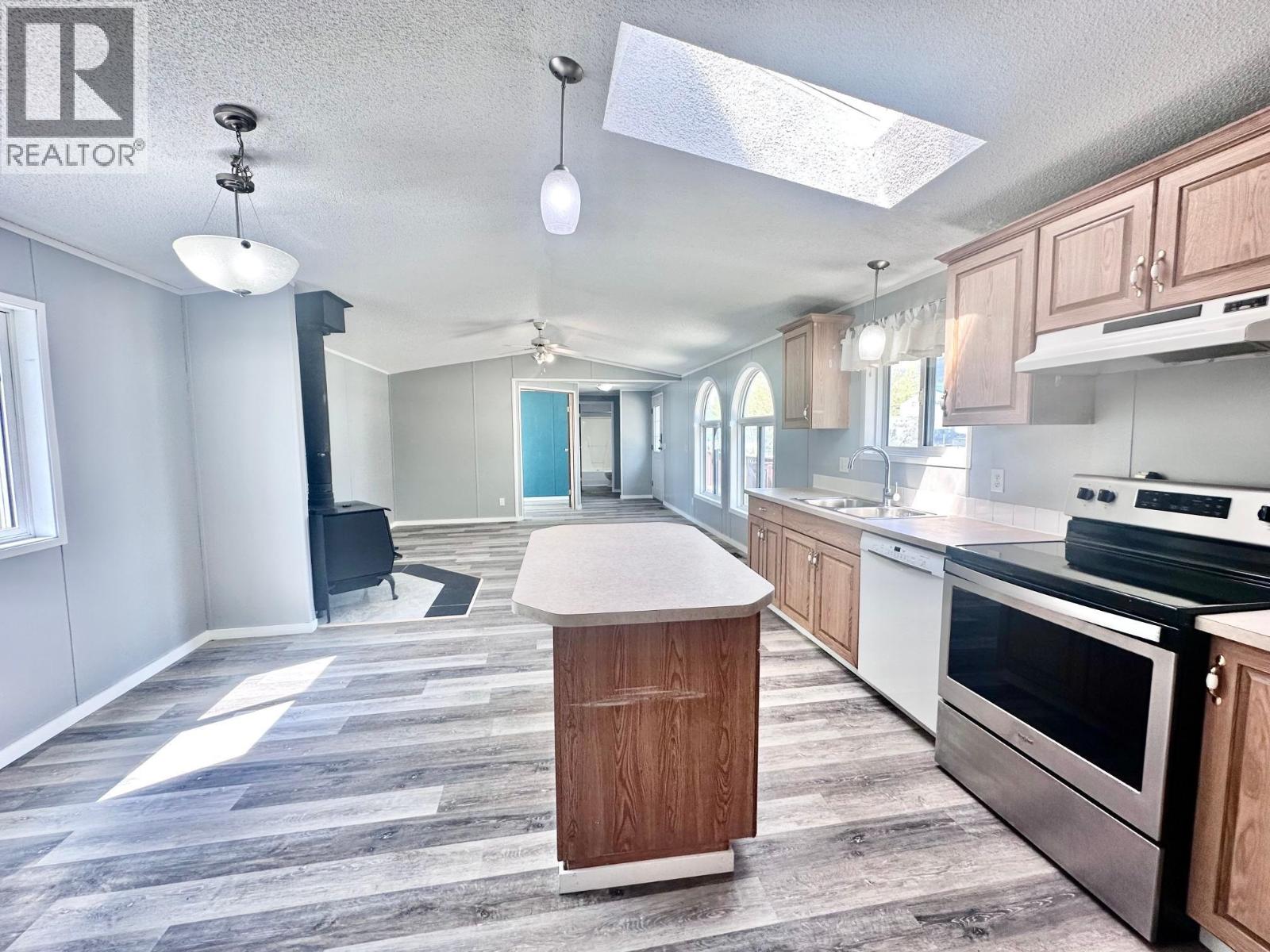 845 BEAVEN CRESCENT - 3