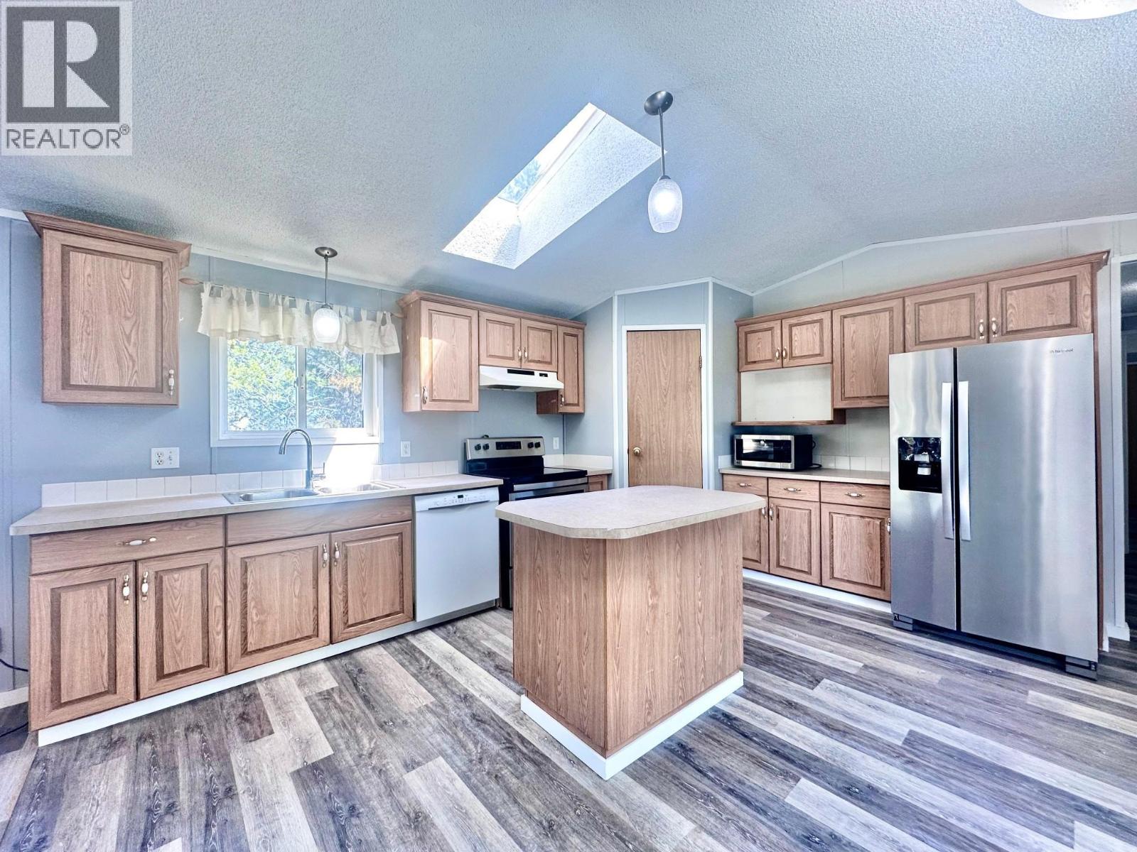 845 BEAVEN CRESCENT - 4