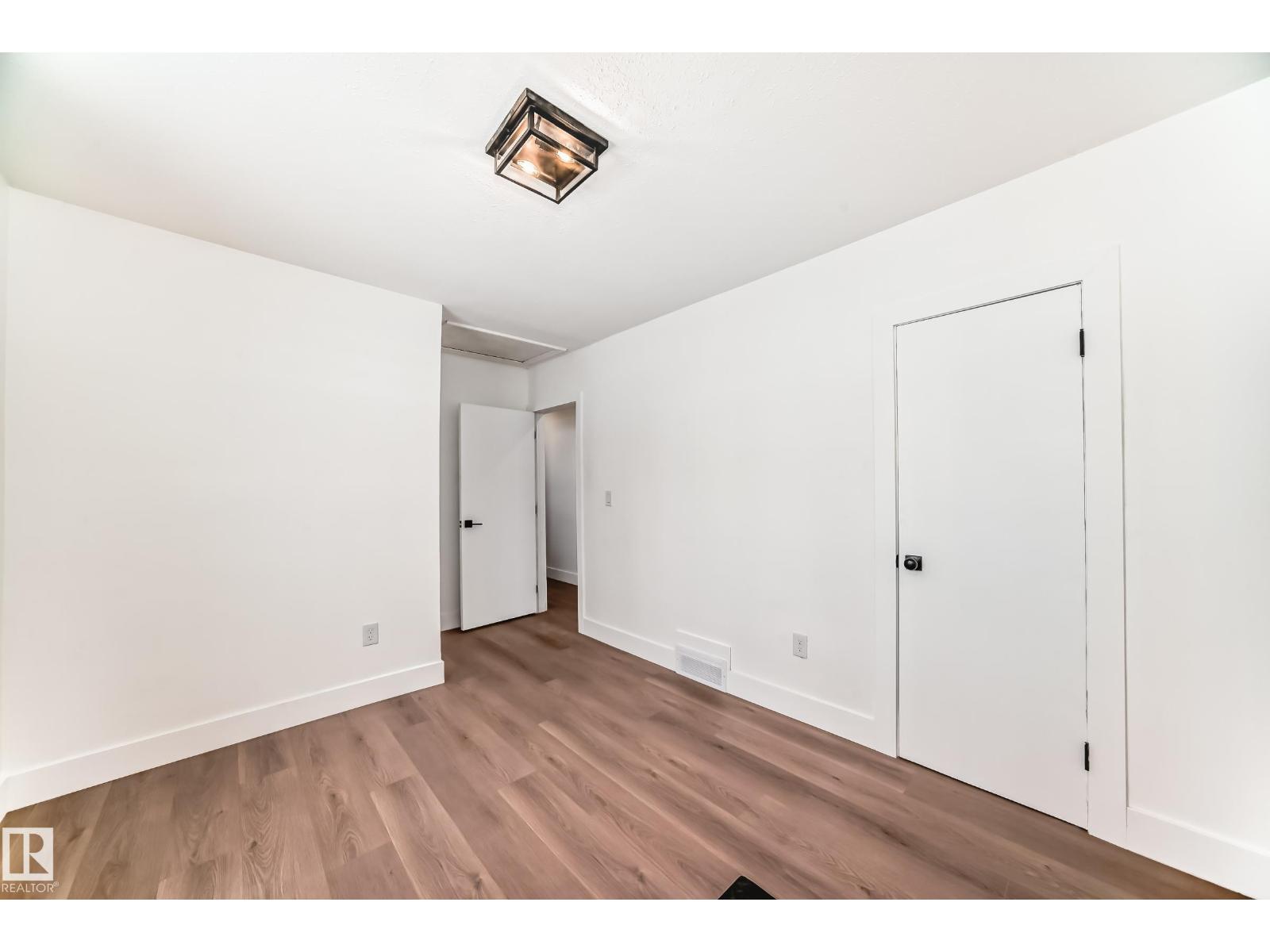 8712 89 AV NW - 12