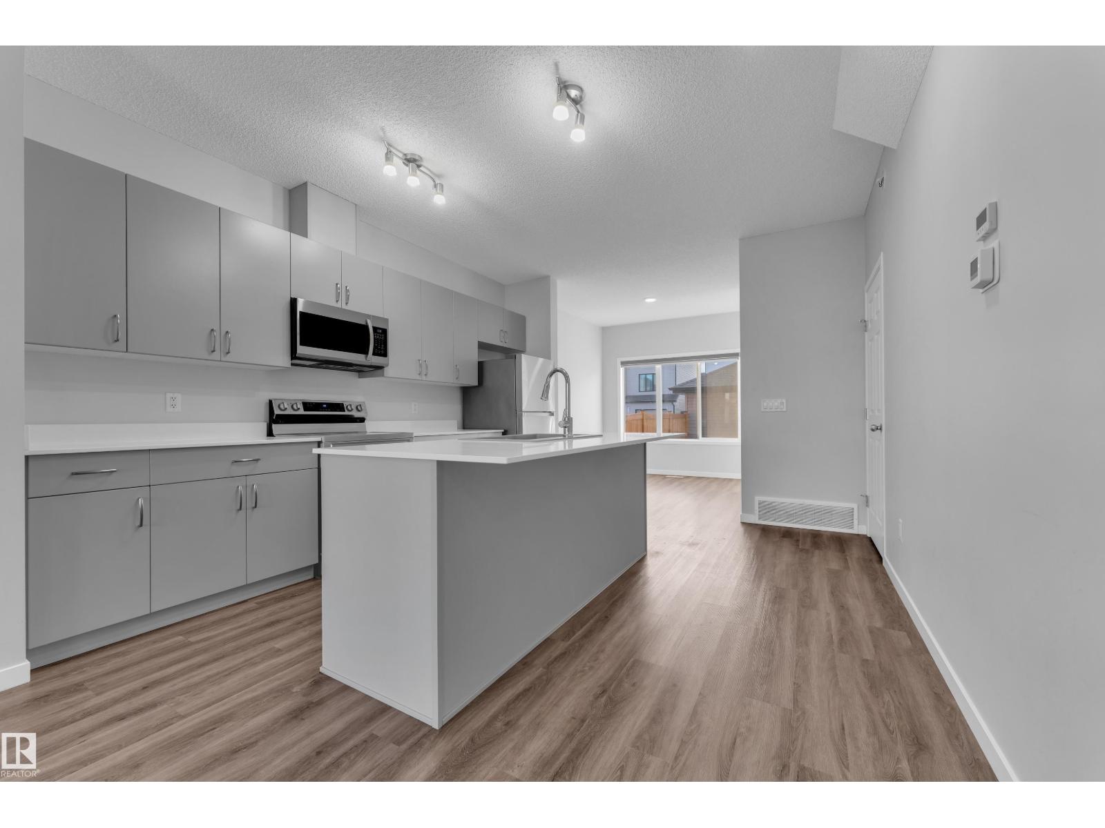 1235 16 AV NW, Edmonton