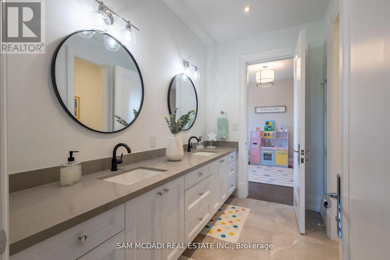 451B MONTREAL CIRCLE - 18