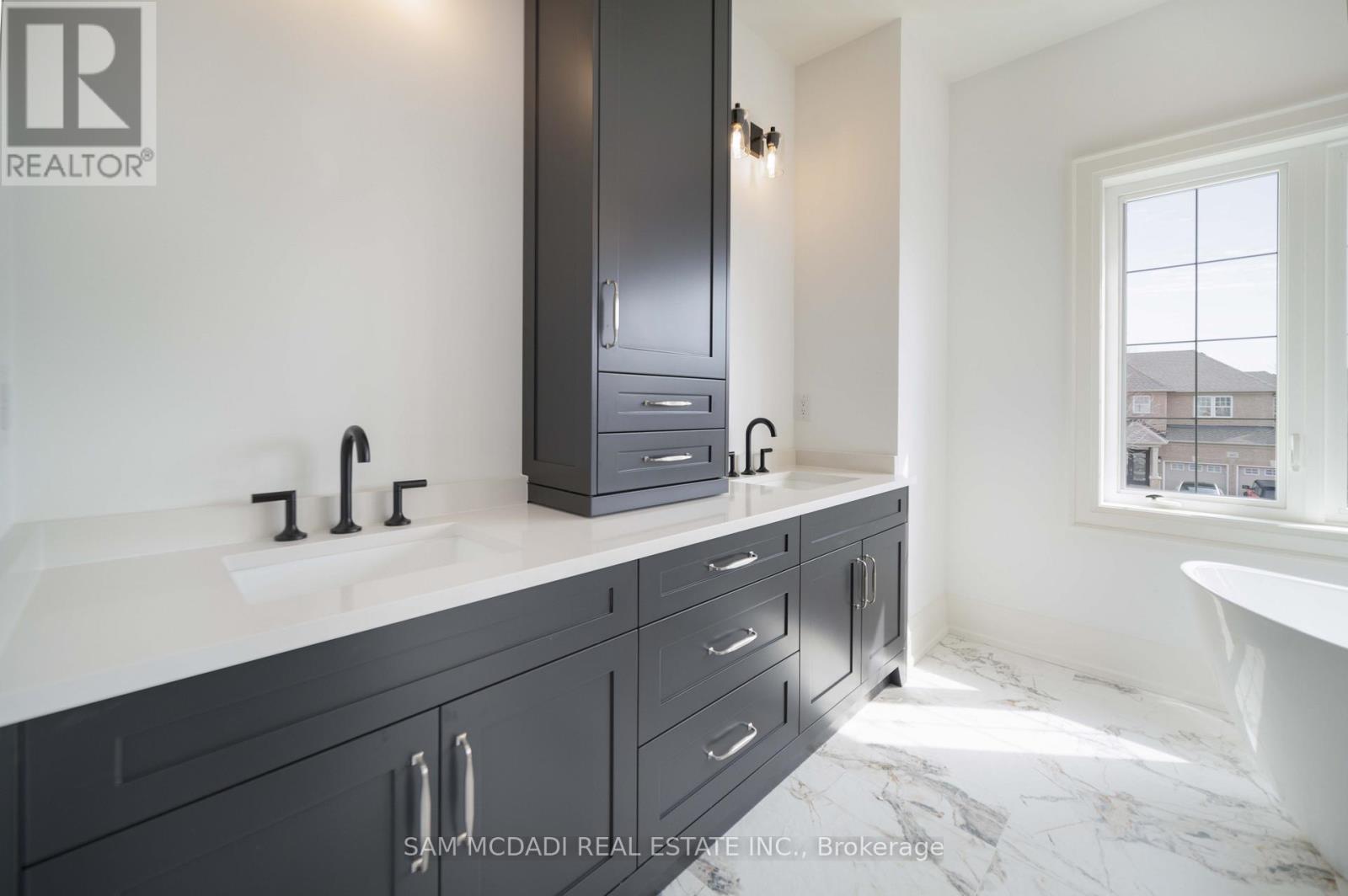 451B MONTREAL CIRCLE - 32