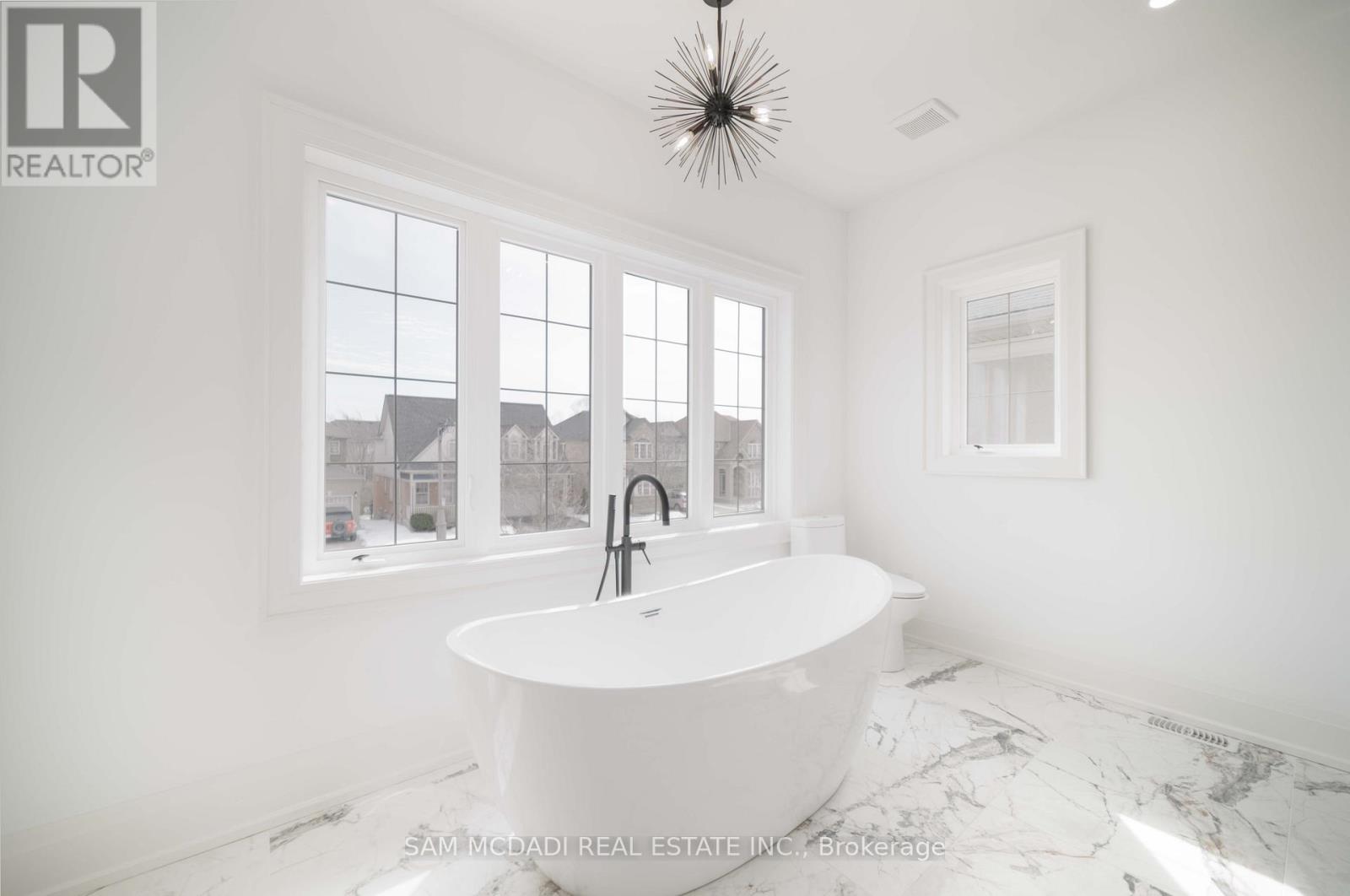 451B MONTREAL CIRCLE - 33