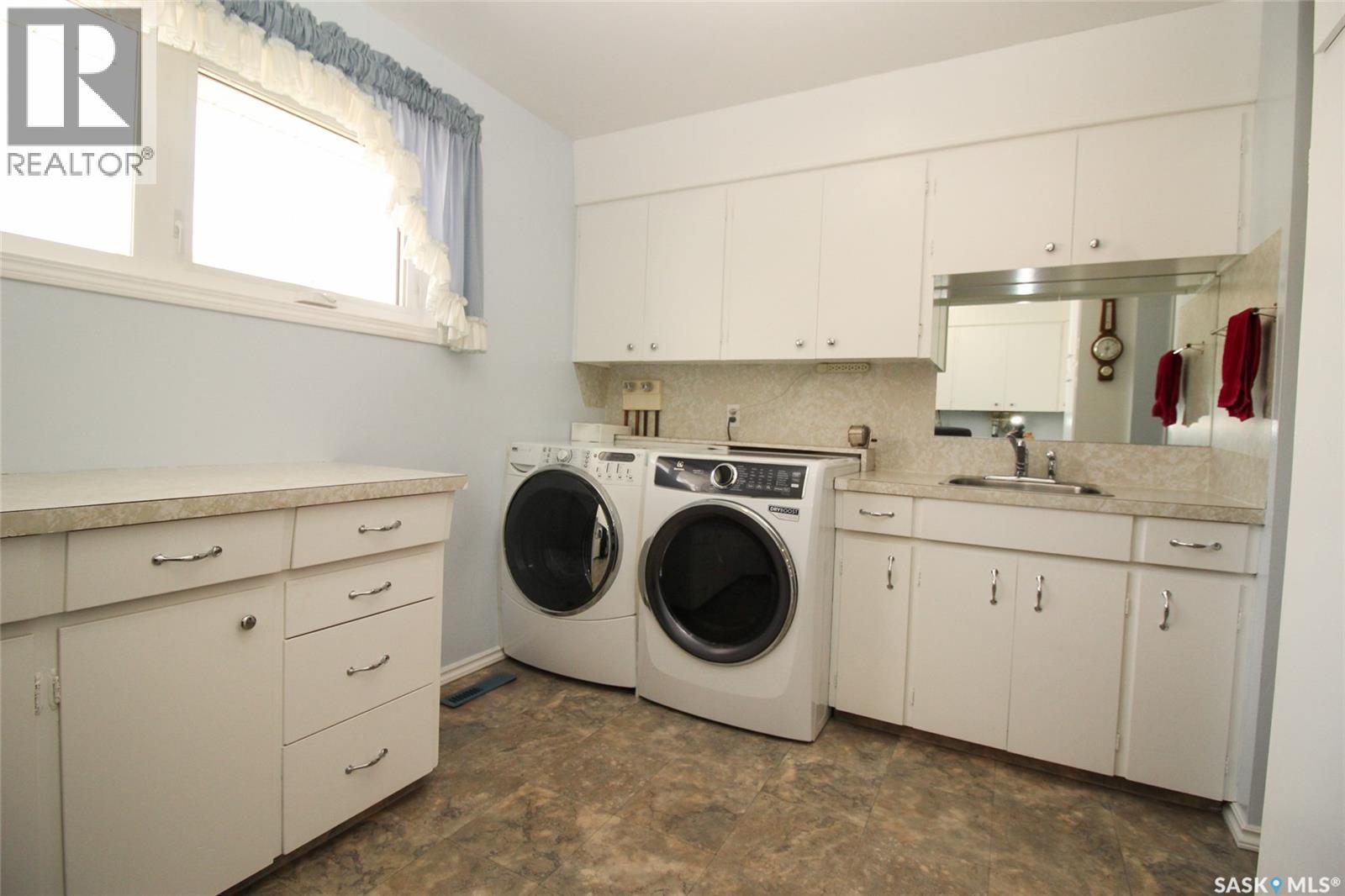 435 3rd AVENUE E - 11