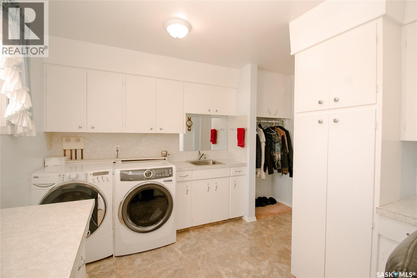 435 3rd AVENUE E - 12