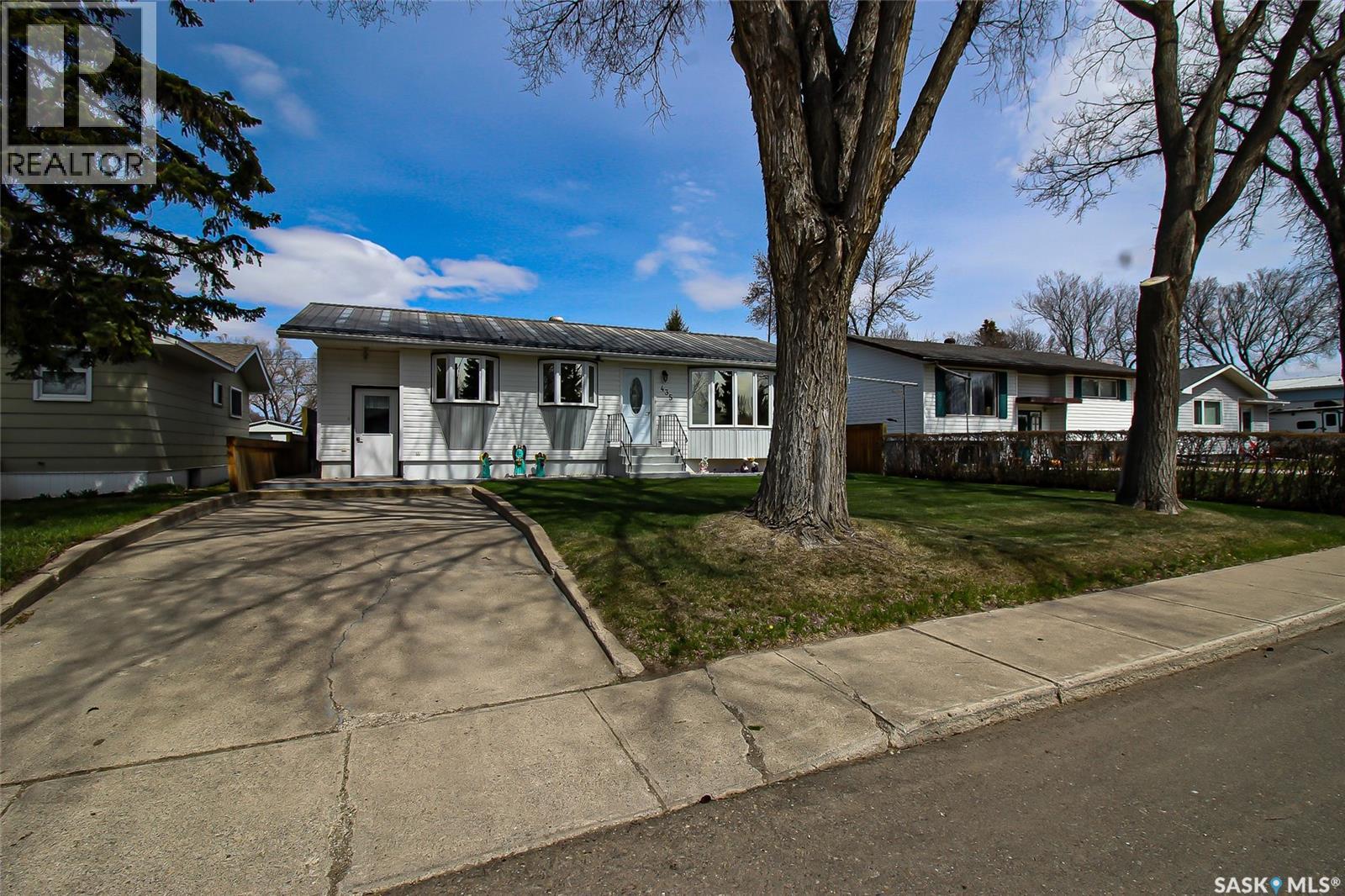435 3rd AVENUE E - 61