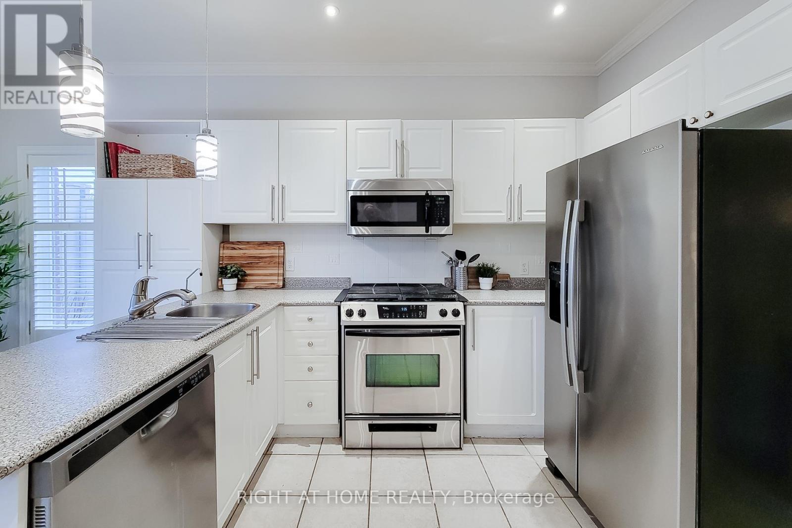 2624 CASTLE HILL CRESCENT - 11