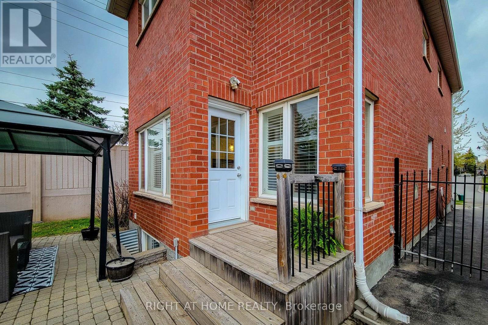 2624 CASTLE HILL CRESCENT - 27