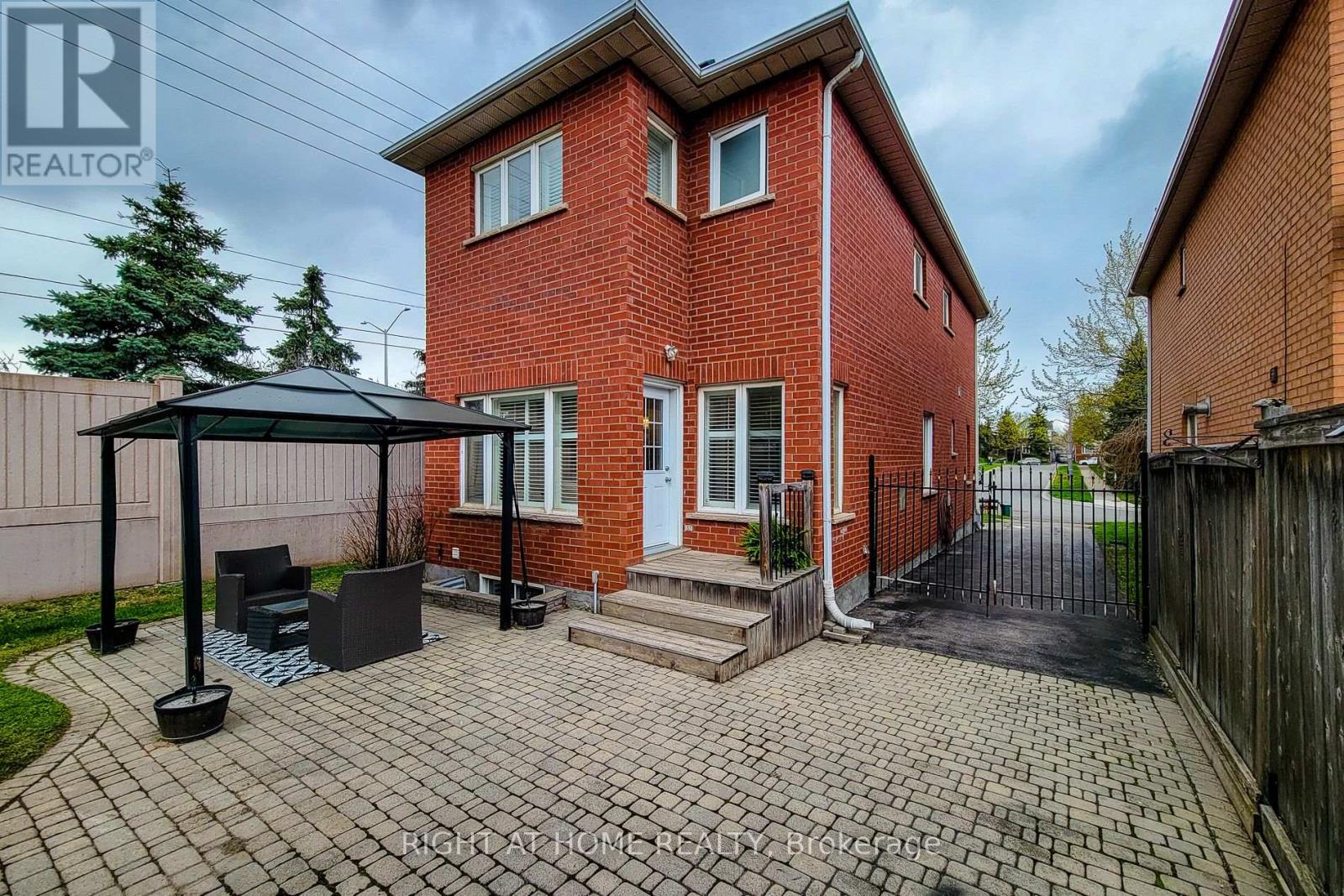 2624 CASTLE HILL CRESCENT - 28
