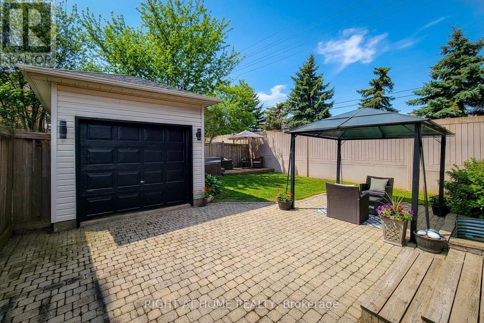 2624 CASTLE HILL CRESCENT - 29