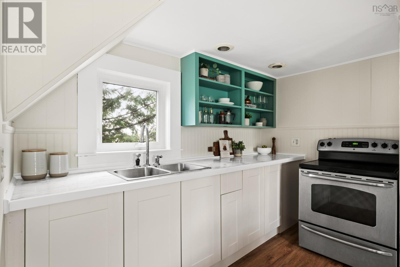 Property 37 of 44 of 74 Highland Avenue