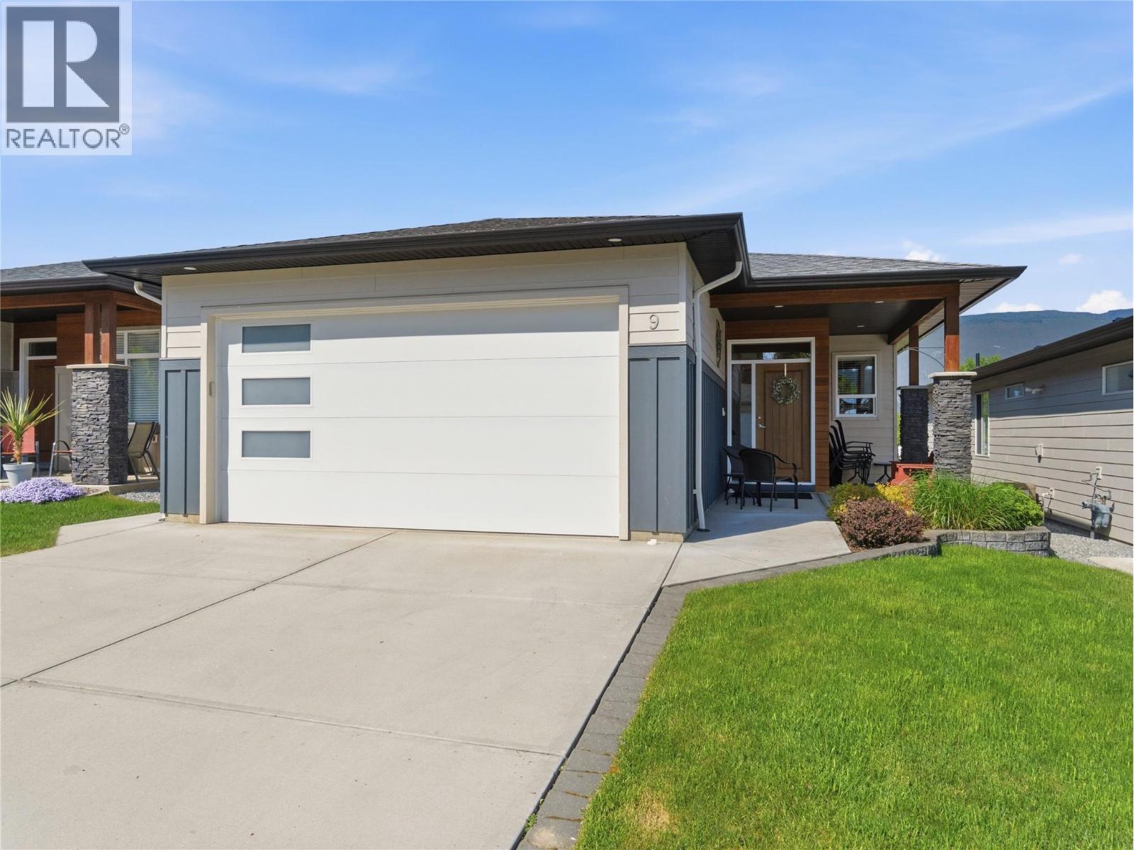 9 1611 10 Street Southwest, Salmon Arm
