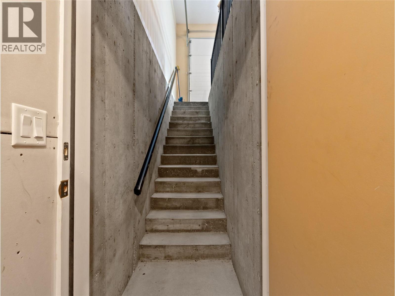 9 1611 10 Street Southwest, Salmon Arm