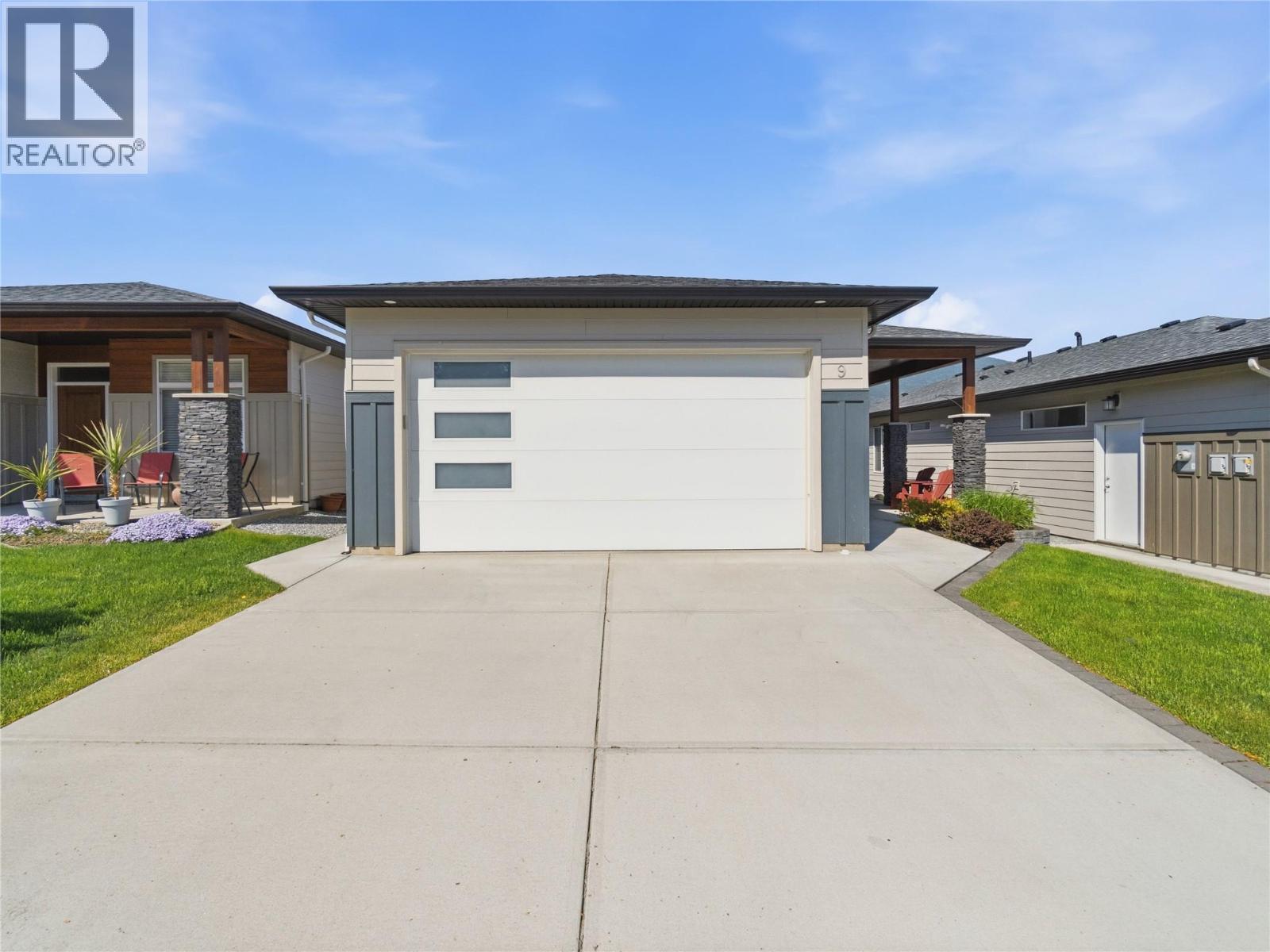 9 1611 10 Street Southwest, Salmon Arm