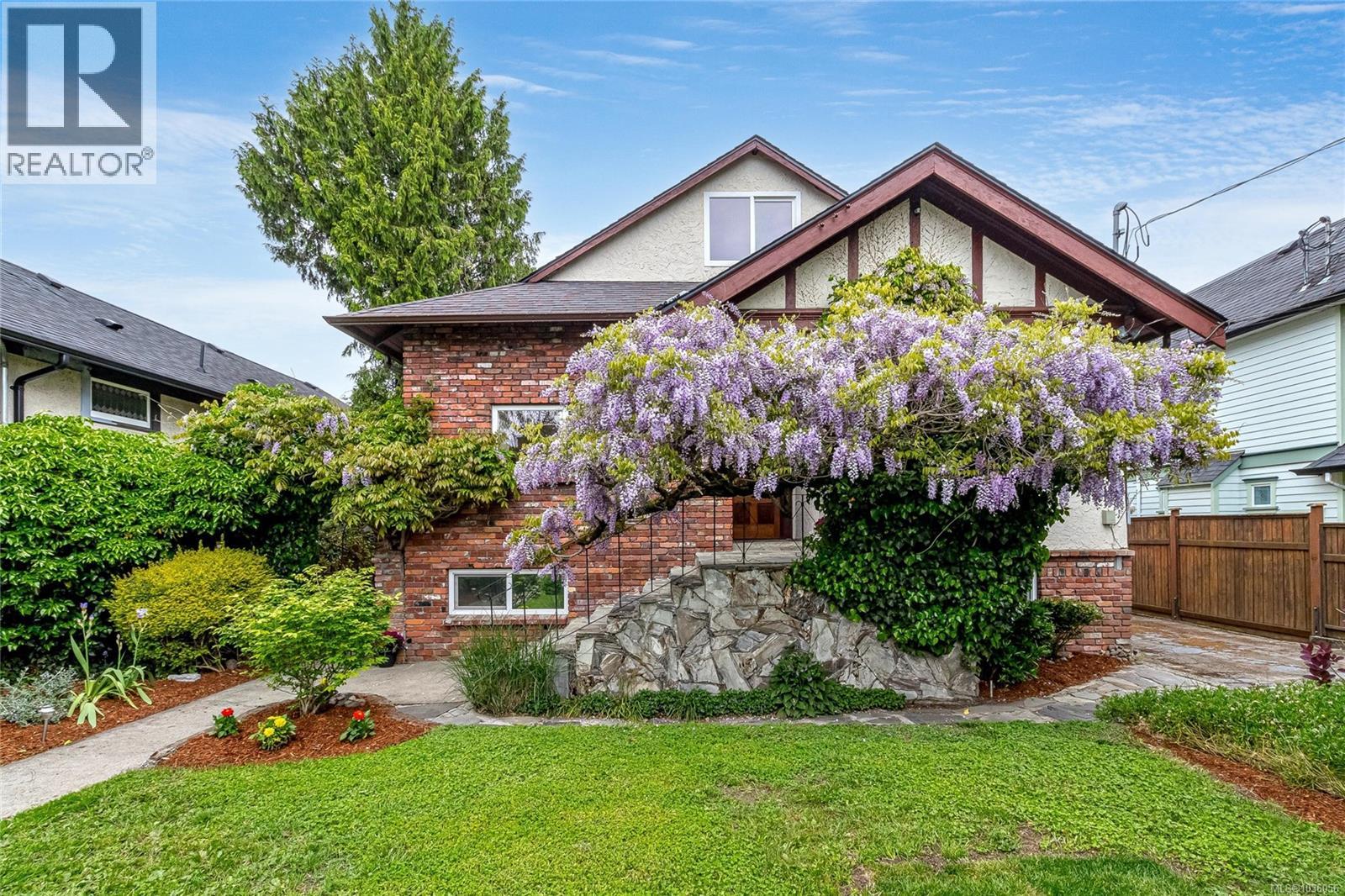  1730 Haultain Street, Victoria
