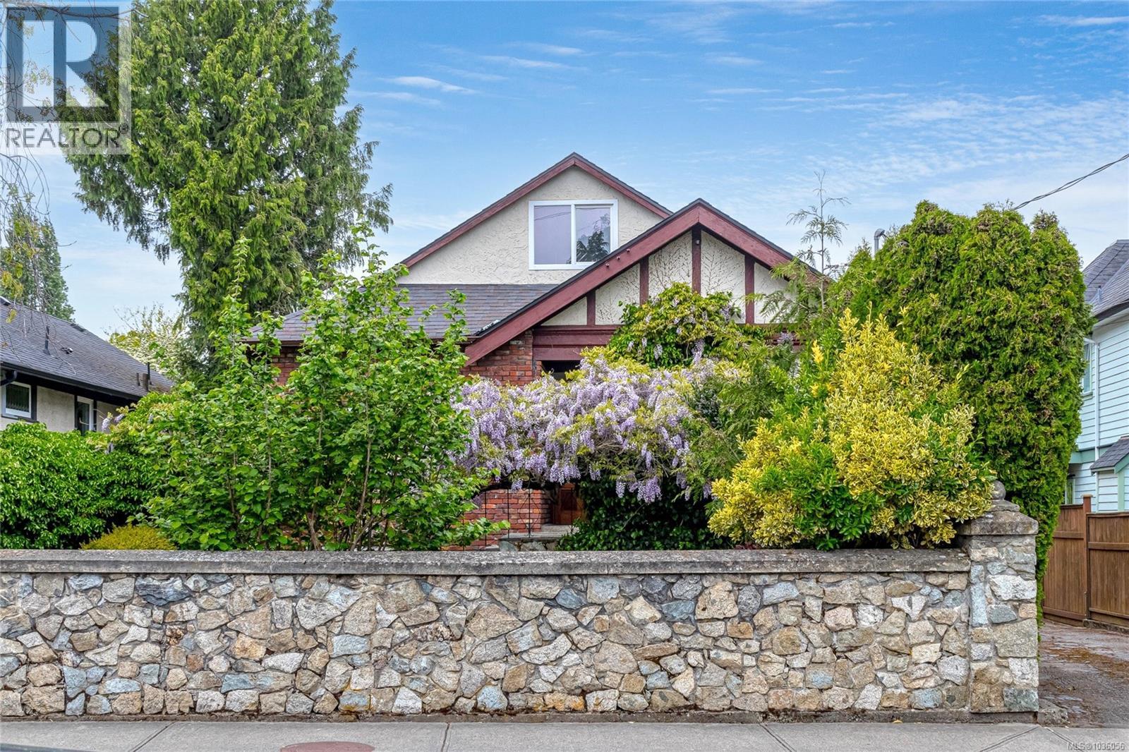  1730 Haultain Street, Victoria
