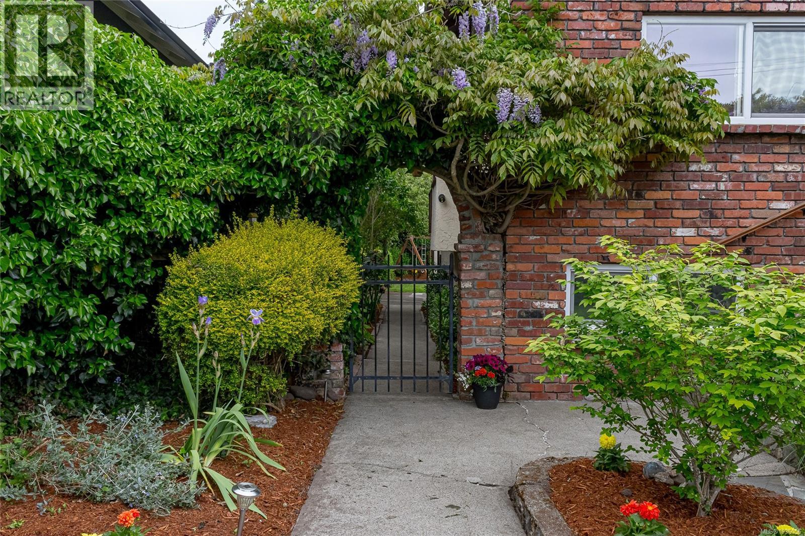  1730 Haultain Street, Victoria