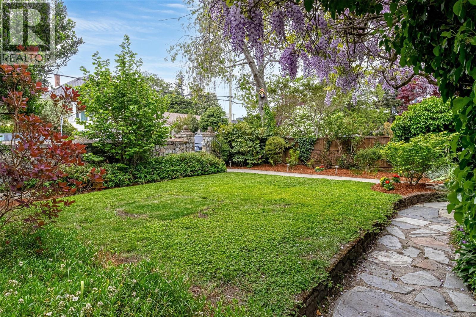  1730 Haultain Street, Victoria