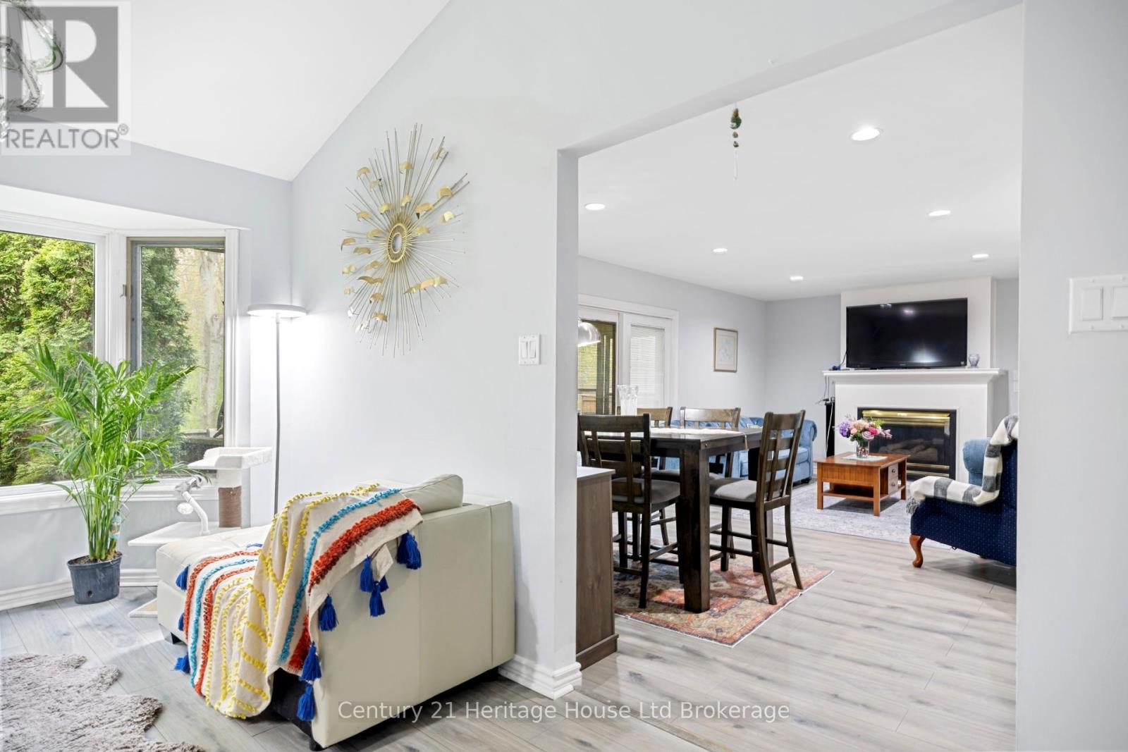 86 LYSANDA COURT - 13
