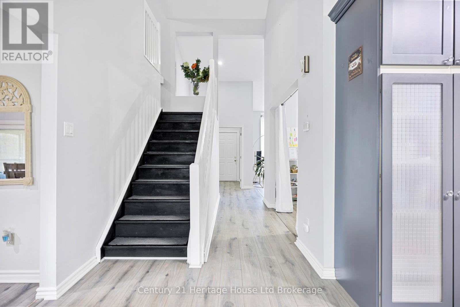 86 LYSANDA COURT - 8