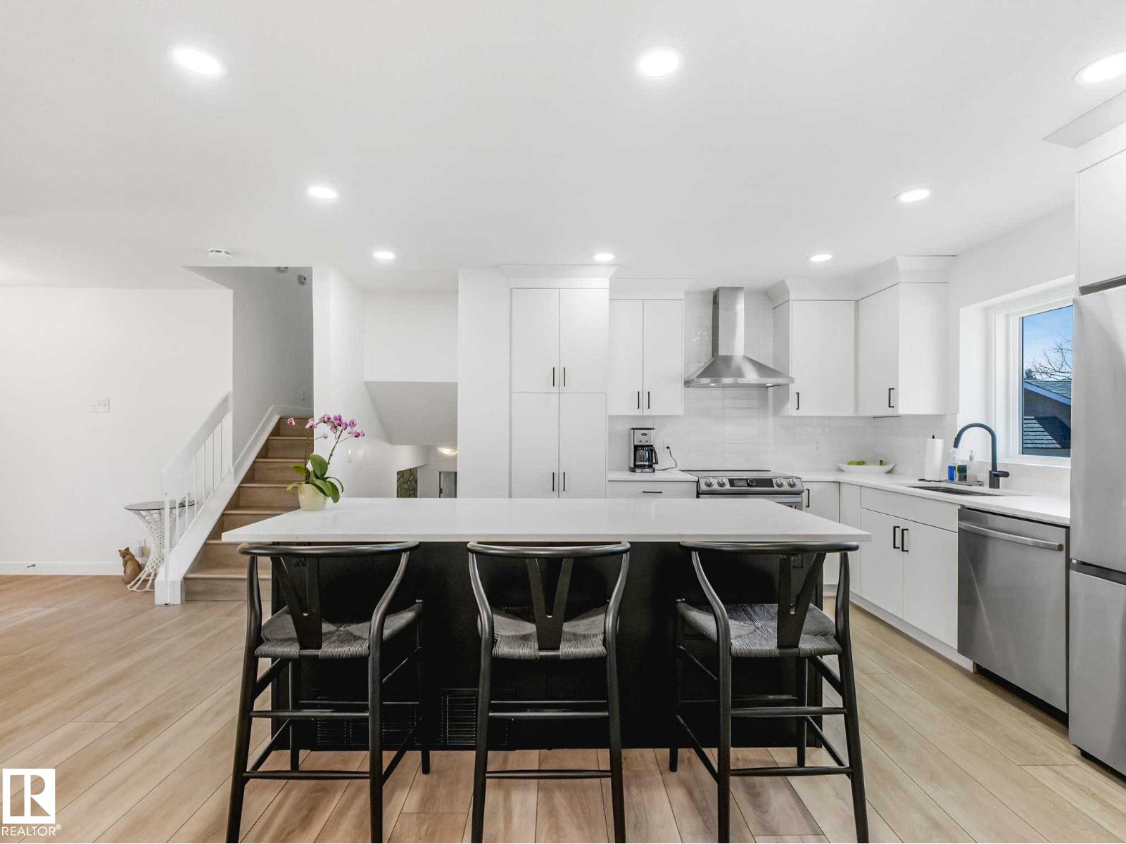 6011 37 AV NW, Edmonton
