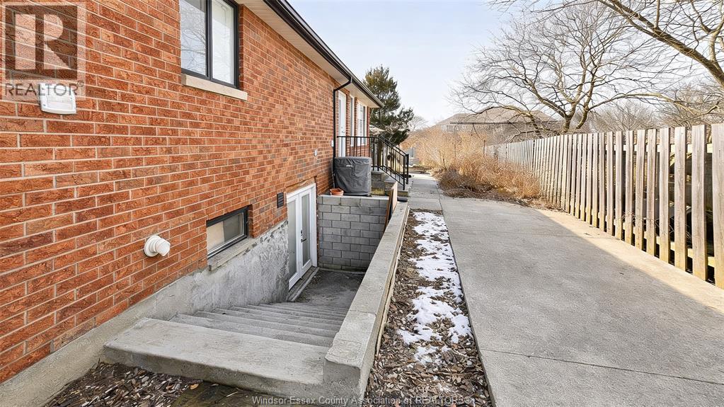 4585 HOWARD AVENUE - 34