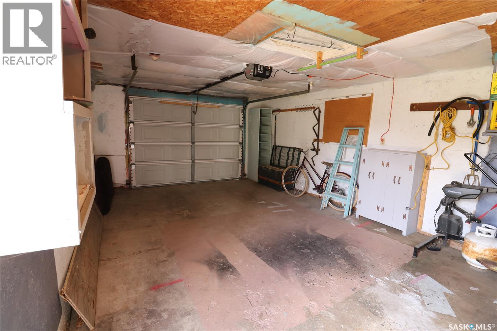 674 Robinson STREET - 34