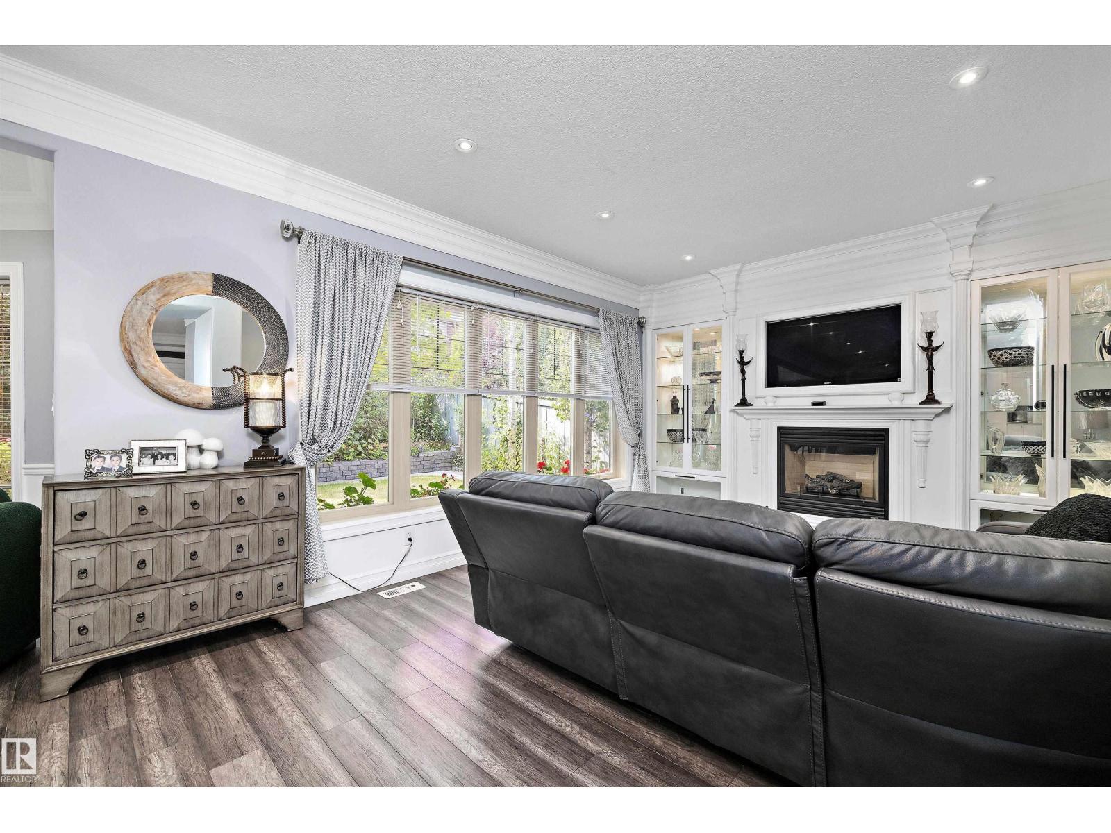 19 OAK POINT, St. Albert