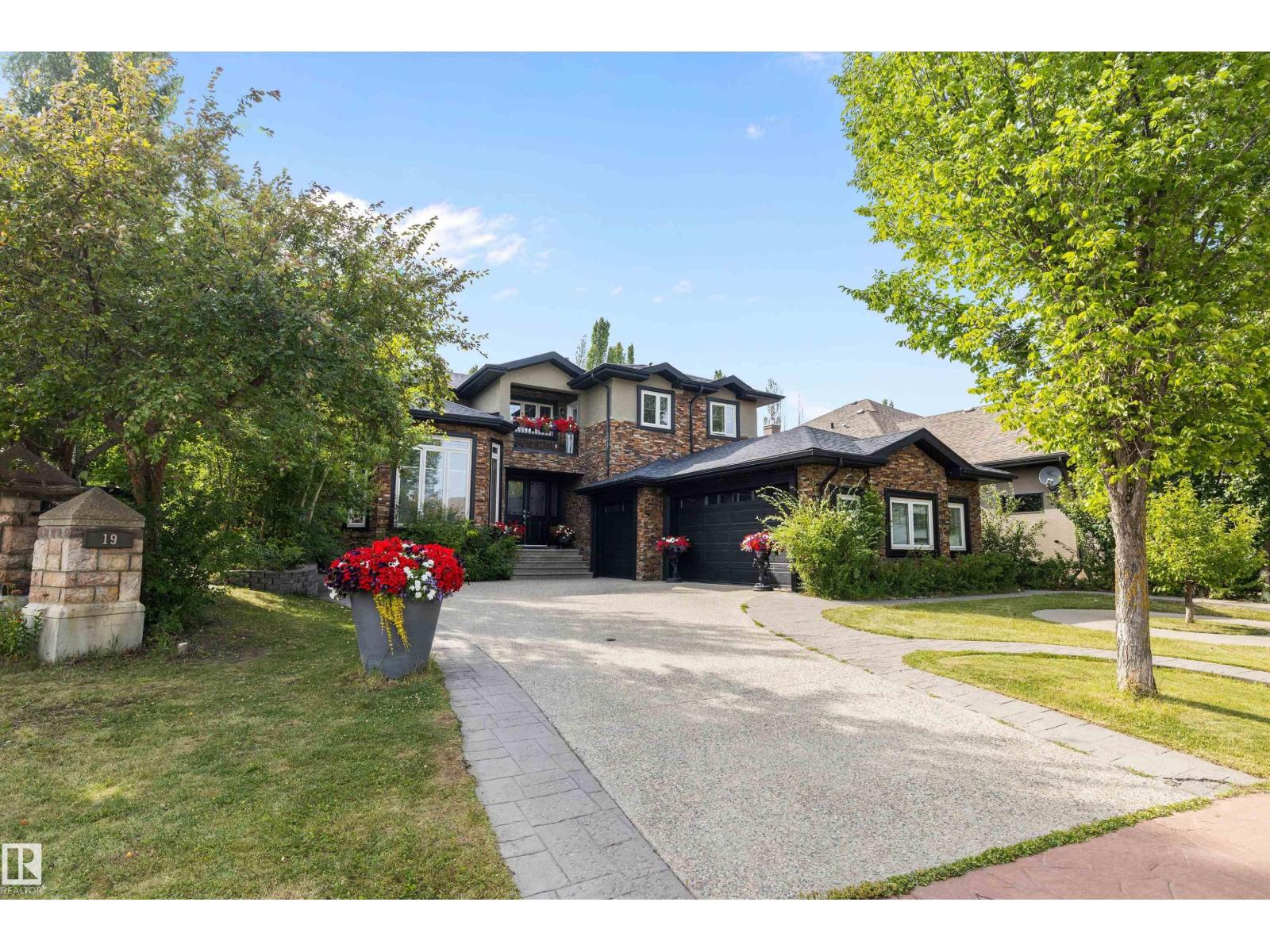 19 OAK POINT, St. Albert