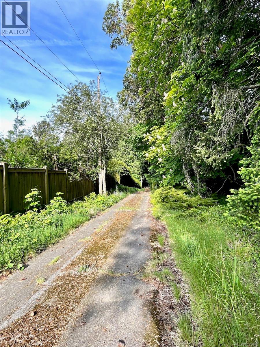 5225 Santa Clara Ave, Saanich