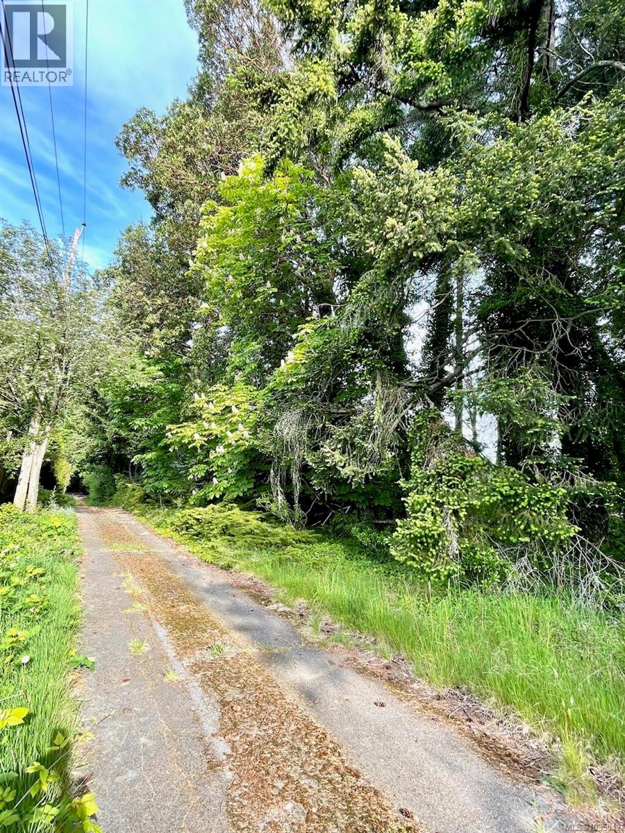 5225 Santa Clara Ave, Saanich