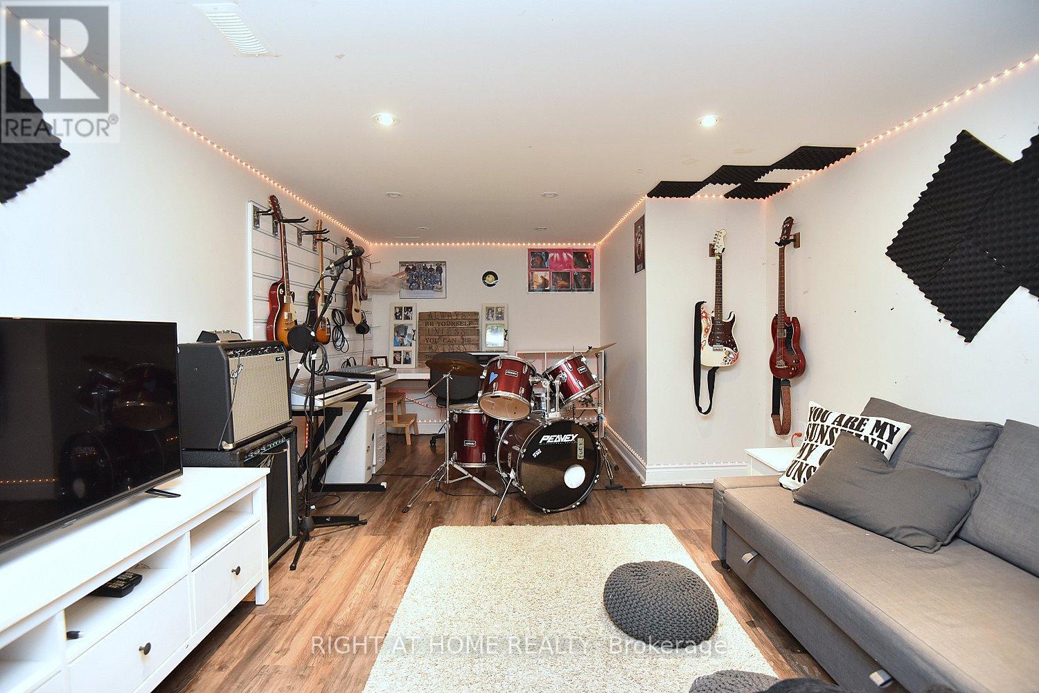 724 COURTLAND PLACE - 35