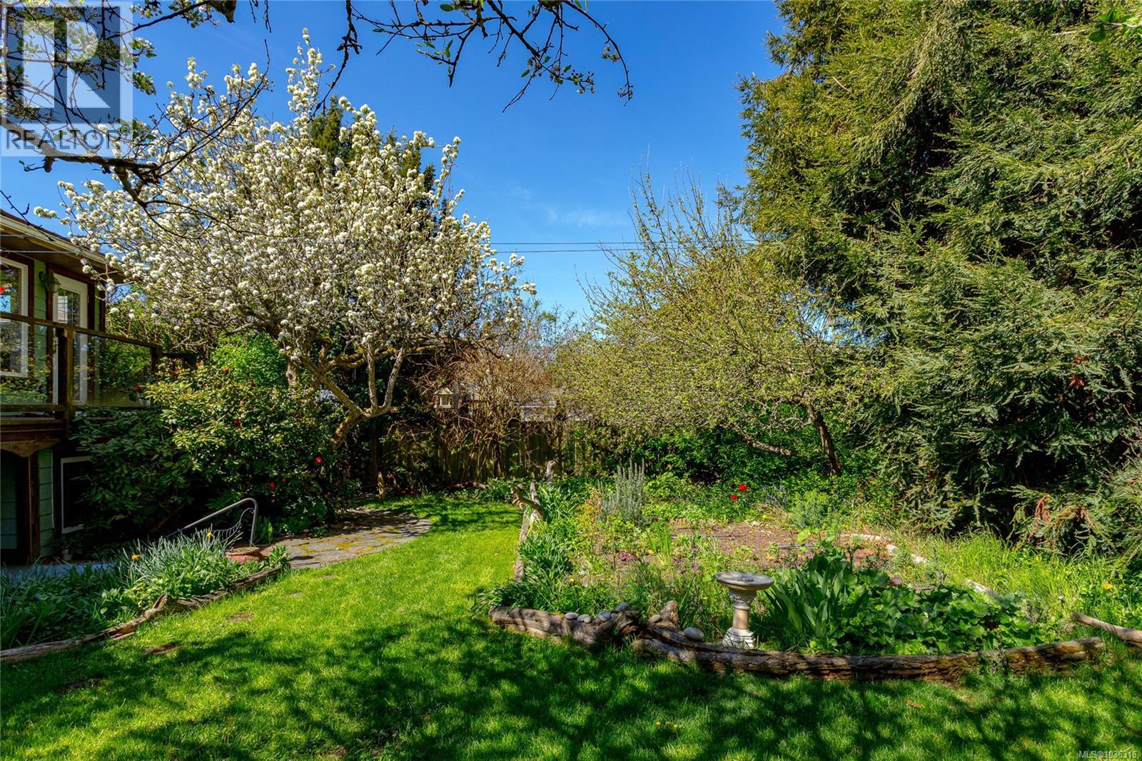  1742 Christmas Avenue, Saanich