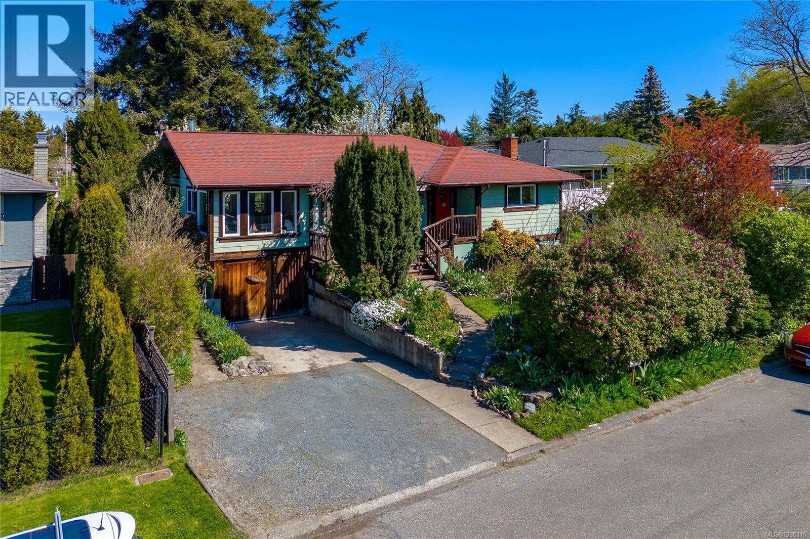  1742 Christmas Avenue, Saanich