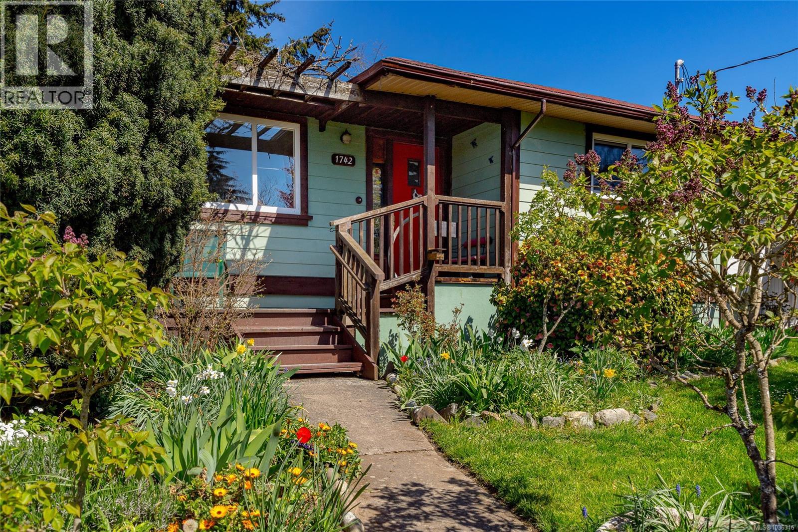  1742 Christmas Avenue, Saanich