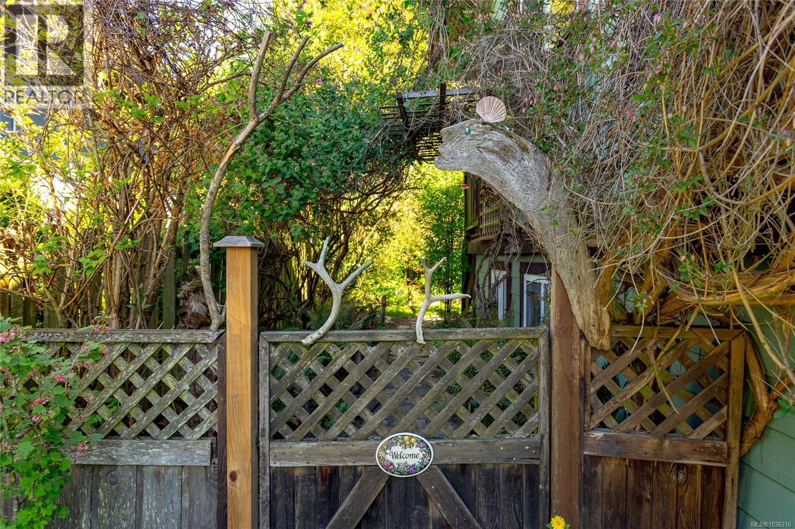  1742 Christmas Avenue, Saanich