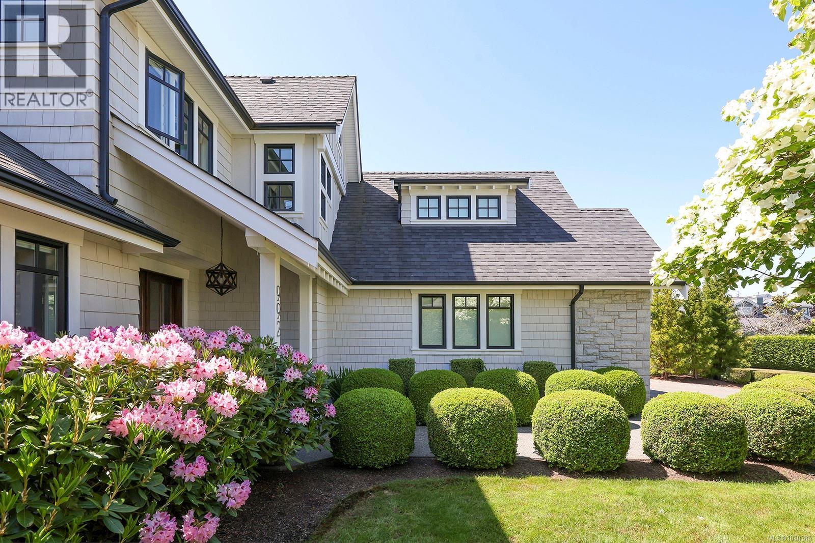 992 Bluffs Dr - 47