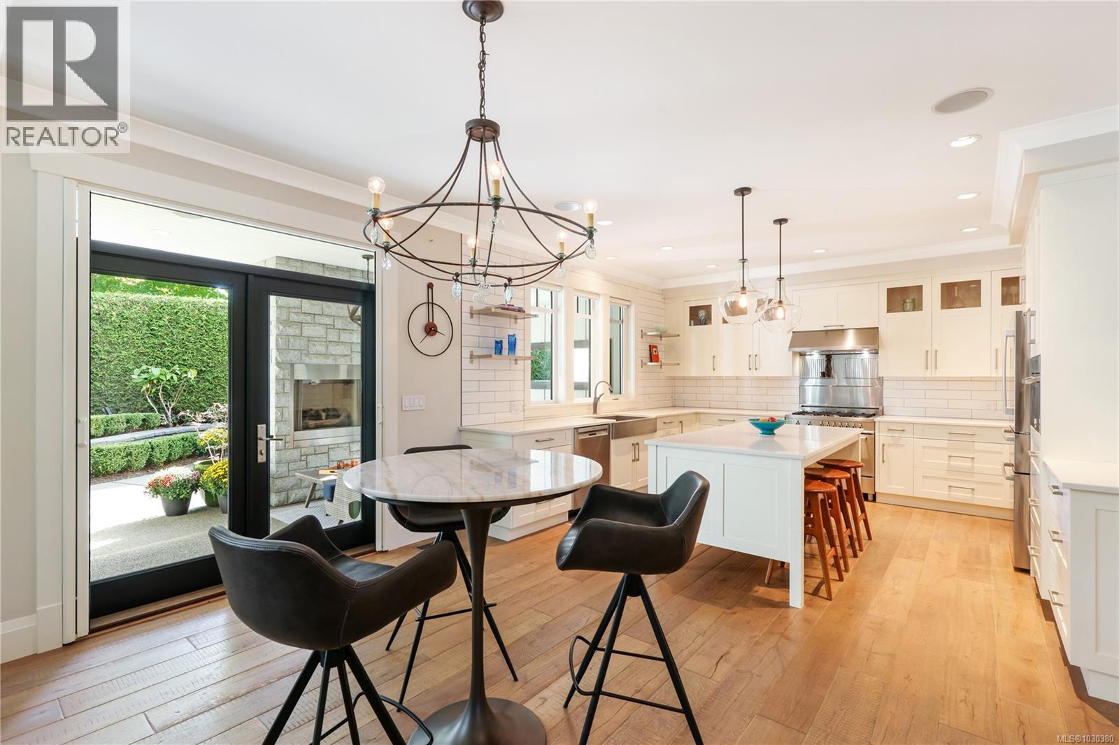 992 Bluffs Dr - 5