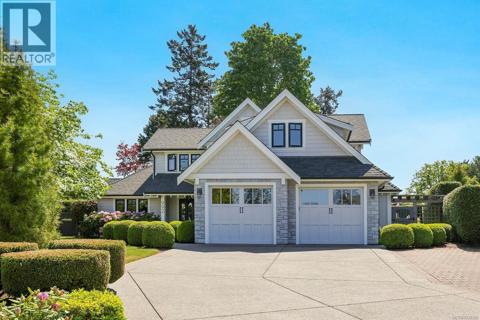 992 Bluffs Dr - Image 3
